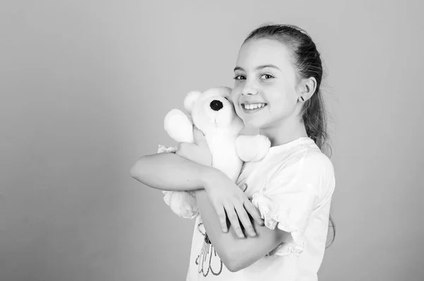 Conceito de infância. Linda menina pequena sorrir rosto feliz com brinquedo favorito. Melhores amigos. Feliz infância. Amigo imaginário. Menina brincar com urso de pelúcia de brinquedo macio. Bela infância. Cuidados infantis — Fotografia de Stock