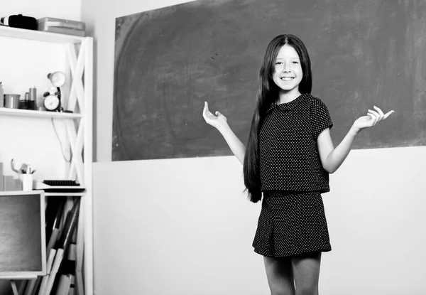 Feliz graduado. felicidade infantil. estudo para o futuro. aluna menina pequena. menina da escola feliz na sala de aula. de volta à escola. formas de educação. o dia do conhecimento é 1 de setembro. Material escolar — Fotografia de Stock