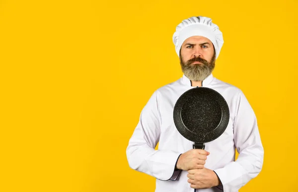 Healthy food cooking. cooking tasty dish. bearded man hold frying pan. Cooking in pot. for preparing food. Bearded man cooking in kitchen. culinary and cuisine. Kitchen utensils. copy space — Stock Photo, Image