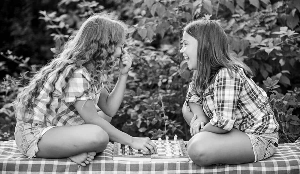 Duas raparigas concentradas jogam xadrez. xadrez a jogar irmãs. crianças qualificadas. Liga o teu cérebro. Fazer o cérebro funcionar. desenvolvimento da primeira infância. oponentes dignos. desenvolver habilidades ocultas — Fotografia de Stock