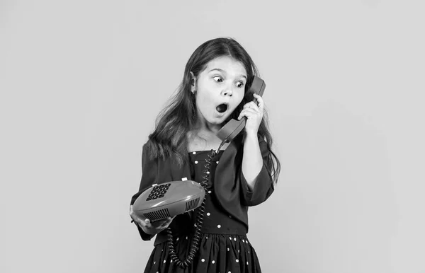 Kleiner Schwätzer. Retro-Stil. Kommunikationskonzept. Online einkaufen. Retro-Mädchen telefonieren. Kind spricht Oldtimer-Telefon. Pinup Mädchen Gespräch. Diskutieren Sie über Klatsch. Retro-Kommunikation. Überraschende Neuigkeiten — Stockfoto