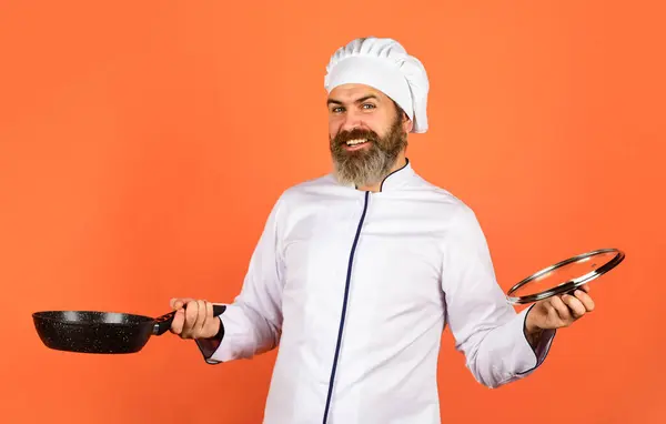 Een blije kokkin met koekenpan. Kok in uniform koken soep. restaurantkeuken. lunch koken in de keuken. Mijn beroep. bakker met pan pan. catering. Chef-kok houdt keukengerei — Stockfoto