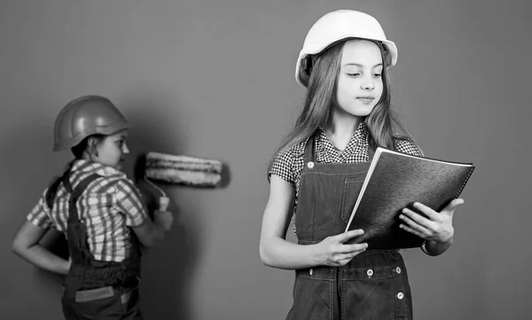 Las hermanas de los niños dirigen la renovación de su habitación. Renovación amateur. Equipo de hermanas renovando su casa. Actividades de mejora del hogar. Niños niñas planeando la renovación. Pintar paredes. Mudarse en nuevo apartamento —  Fotos de Stock