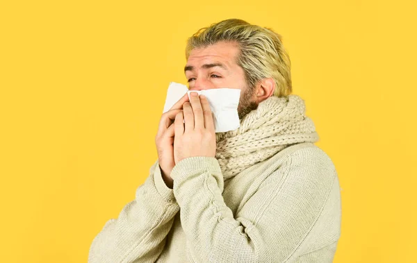 Krank und müde. Behandlung zu Hause. Brutaler Männerbart hat laufende Nase. Grippe und Virusinfektion Symptome. Coronavirus aus China. Immunität gegen Epidemien. Hipster pusten Nase in Papier. Allergiekonzept — Stockfoto