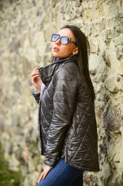 Müthiş bir güzellik. Moda sonbahar bahar fotoğrafı. Güzellik ve moda. Sonbahar renkleri. Mutlu kızın sonbahar portresi. Güzel, modaya uygun, genç esmer kadın. Uzun düz saç stili