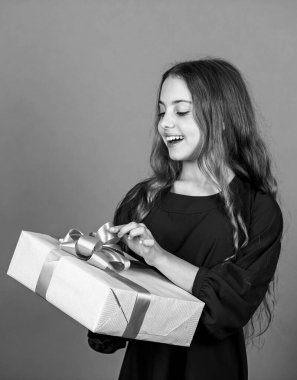 Çocuk tatilin tadını çıkarıyor. Noel hediyesini aç. Noel partisi havası. Onun için doğum günü hediyesi. Alışverişten sonra kız. Boks günü konsepti. Tatil için hazırım. Neşeli çocuk büyük bir hediye kutusu tutuyor. Mutlu yıllar.