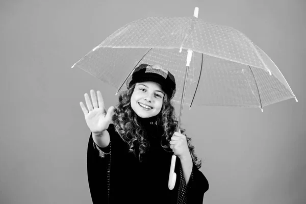 Módní krása. ochrana proti dešti. Duha. šťastná holčička s průhledným deštníkem. Podzimní móda. Holčička ve francouzském baretu a kabátě. veselé hipsterské dítě v pozitivní náladě — Stock fotografie