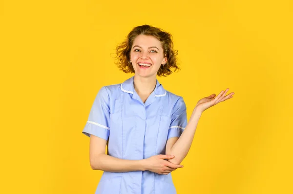 Dottoressa sicura di sé. Sanità e concetto medico. medico felice e di successo in uniforme medica. lavoro in ospedale. migliore qualità per voi. La medicina è la mia passione. operatori sanitari — Foto Stock