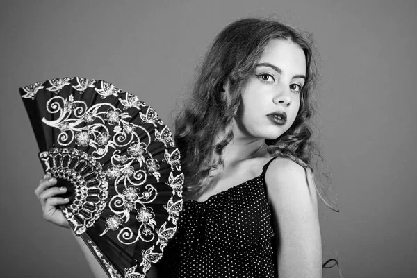 Retrato vintage. Carnaval ou máscaras. conceito de performance de teatro. atributo de dança espanhola. acessório ventilador de verão. menina retro usar ventilador. A verdadeira senhora cobre a cara. Menina fanning-se com ventilador — Fotografia de Stock