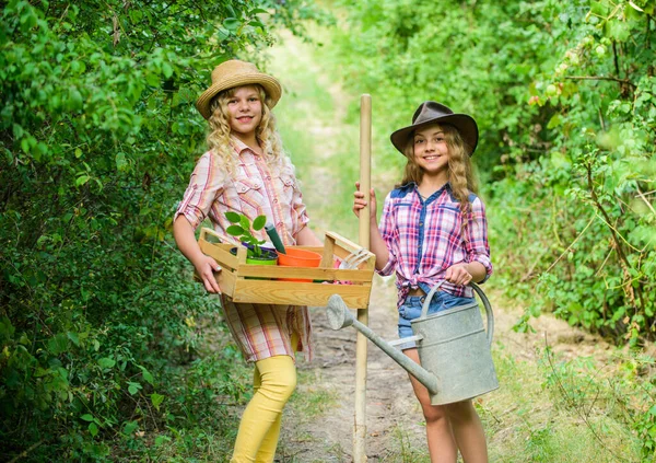 Jardinage enseignement cycle de vie processus. L'été à la campagne. Enfants filles avec des outils pour le jardinage. Jardins endroit idéal cultiver une expérience d'apprentissage significative et amusante pour les enfants. Les bases du jardinage — Photo