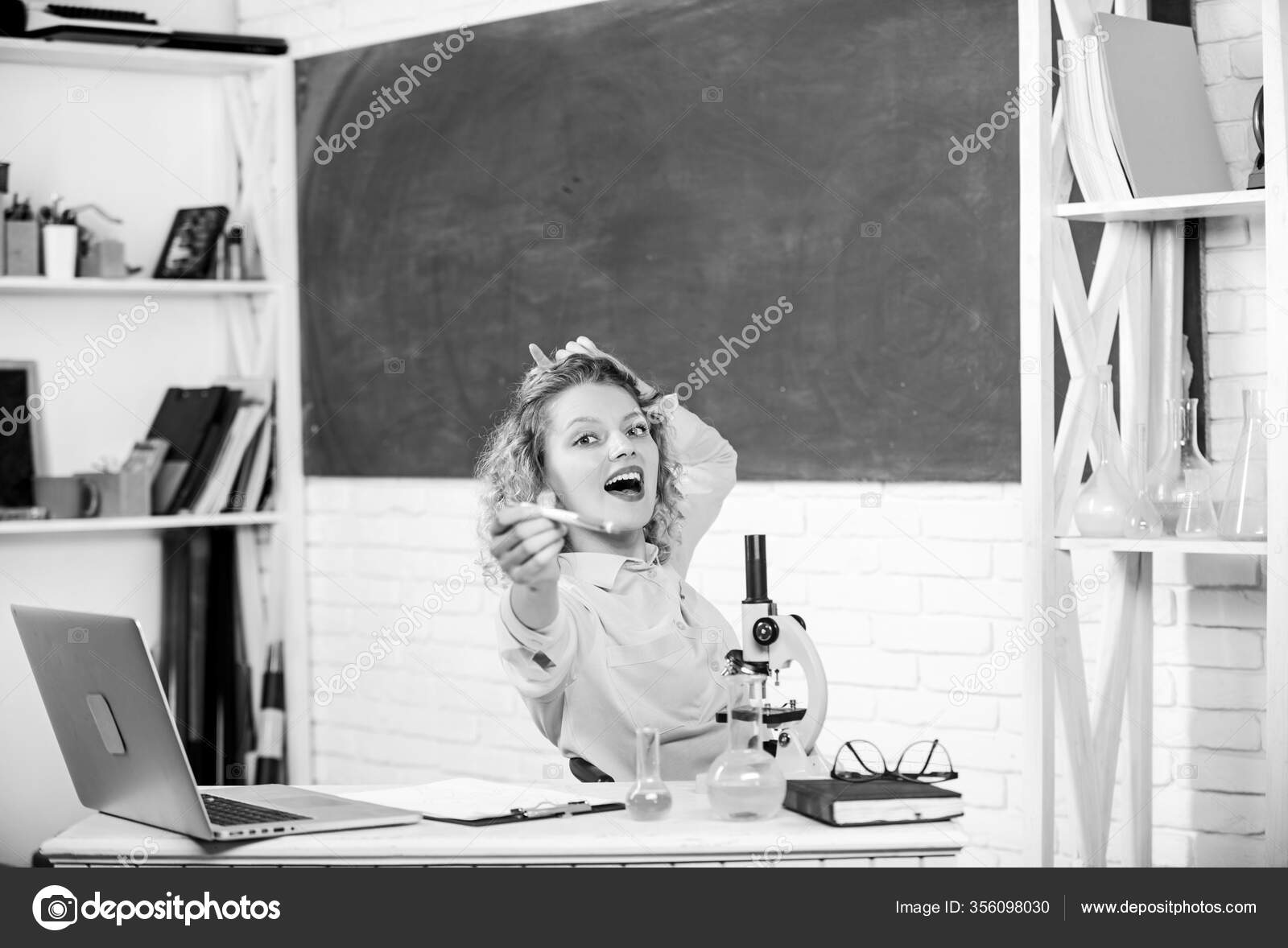Studentin Mit Laptop Lehrer Mit Leidenschaft Fur Naturwissenschaften Wissenstag Inspiration Zum Studieren Untersuchung Von Studentenprojekten Lernkonzept Stipendium Fur Talentierte Studenten Stockfotografie Lizenzfreie Fotos C Stetsik