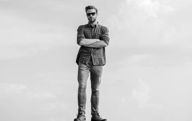 Göz sağlığı. Yakışıklı adam güneş gözlüğü takıyor. Moda güneş gözlüklü hippi. Modaya uygun güneş gözlükleri. Ultraviyole koruma kavramı. Erkek gözlüklü model açık havada mavi gökyüzü arka planı. Mükemmel görüş