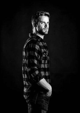 Erkeksi özellikler sergiliyor. Erkeklik ya da erkeklik standartları. Erkeklik kavramı. Berber ve güzellik salonu. Hipster siyah arka plan. Modern erkekliğin anlamı. Yakışıklı, bakımlı adam.