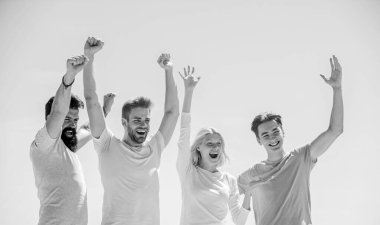 Birlikte en mutlu zamanlarımız. Etkili iletişim sağlanıyor. İş ekibi. Şirket takım grubu. Dört kişilik bir grup, ortaklık. Grup iletişimi zevki. Neşeli erkekler ve kız. en iyi arkadaşlar