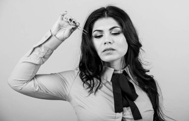 Kirpik uzatma prosedürü. Güzellik uzmanı. Kalıcı makyaj. Kirpik ustası kadın cımbız tutuyor. Kaş Düzeltme. Güzellik uzmanı yüzüne dokunuyor. Kirpik uzatma aracı. Kirpik temizleme işlemi