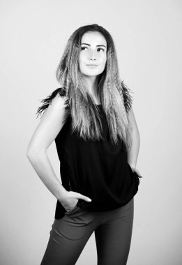 Saç şekillendirme metodu dalgalı hale gelir. Gönüllü kıvrık saçlar. Saç kıvırma ve kıvırma. Kuaför stili ipuçları. Yavaş ve nazikçe. Moda kıvrımlı saç stili. Moda kızı stili saç stili