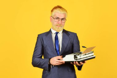 İkinci el eşya mağazası. Satıcı vintage objeler. Vintage değerler uzmanıyım. Klasik daktilo. İş adamı geçmişe dönük teknoloji kullanır. Olgun bir adam sakalını sarıya boyadı. Yazar eski alışkanlıklara yapışır