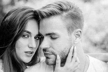 Sevgililer günün kutlu olsun. Birlikte kaygısız zaman geçirmek. Aile hafta sonu. Romantik randevu. Kız ve erkek. Güzellik ve moda. Çift dışarıda dinleniyor. Şefkatli bir his. Birbirine aşık çiftler. Cilt ve saç bakımı