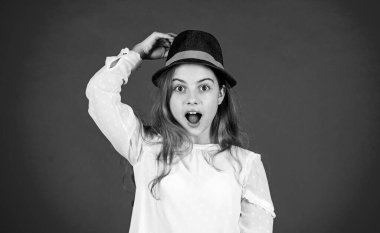 Müthiş bir güzellik. Küçük çocuk uzun saçlı. Güzellik ve tarz. Kişisel tarzını takip ediyor. Retro kız kırmızı arka plan. Retro şapkalı küçük mutlu çocuk. Eski moda görünüş. yaz aksesuar koleksiyonu