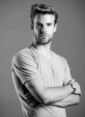 Yakışıklı hippi kol saati takan bir adam. Pahalı bir aksesuar. Kendine güvenen maço lüks saat mavi arka plan. Dahice mekanik saat mekanizması ile çalışıyor. Saat tamiri. Dakik tut