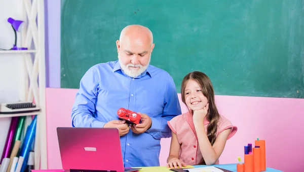 Kezdődjön az óra. riasztó. Jó reggelt. érett tanár segít a tanulónak az órával. Kislány férfi tanárokkal, számítógépen tanul. Ideje tanulni. iskolai lecke online. oktatási blogolás. Vissza az iskolába. — Stock Fotó