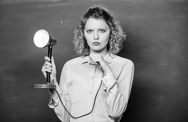 Ilumine o processo de estudo. estudante menina trabalhando com eletricidade. professor com lâmpada na lousa da escola. educação. de volta à escola. Iluminação. ideia e inspiração. mulher brainstorming — Fotografia de Stock