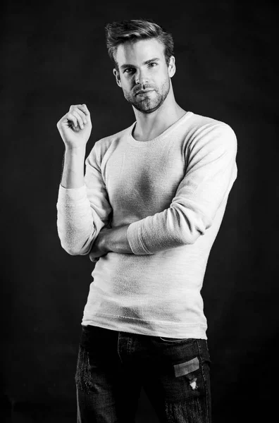 Magische blik. Barbershop concept. Een vent in denim kleren. mannelijke mode. Een trendy man. mannelijke verzorging. Ongeschoren man. modemodel. Vrijetijdsstijl. Mens seksualiteit. Knappe man. Vertrouwen en charisma — Stockfoto