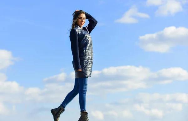 Herfst en lente stijl. Jonge en mooie vrouw boven lucht achtergrond. boven de wolken. ver weg kijken, gevoel van vrijheid. toekomst en succes. lifestyle concept. trendy meisje in casual herfst jas — Stockfoto