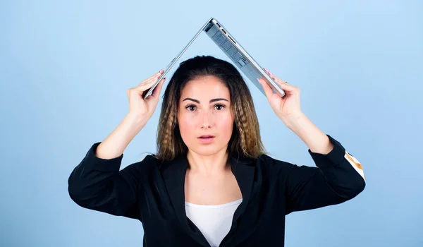 Studiare a casa. Internet ombra. blogging e marketing digitale. affari agili. Una ragazza che fa shopping di cyber lunedi '. nuove tecnologie nella vita moderna. felice studente studiare online. donna lavoro con il computer — Foto Stock