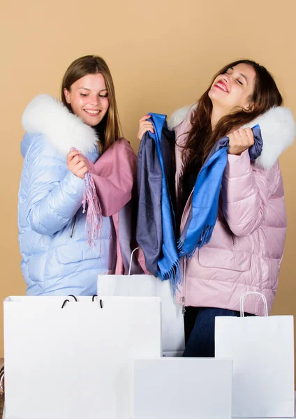 Eladó és kedvezmény. Bevásárlótáska. Jól szórakozunk együtt. Fekete Péntek. Vegyél téli ruhákat. A lányok meleg kabátot viselnek. Vásárlási koncepció. Női barátok vásárolnak téli ruhákat. Vásárlási útmutató. Műszőrme — Stock Fotó
