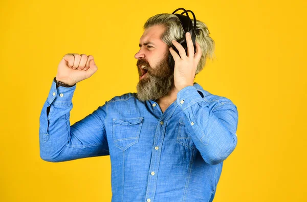 Toekomstige zanger. goede stemming afspeellijst. Man met headset. Een bebaarde hipster in een headset. Luister naar het audio boek. Muziek beat voor energieke stemming. Zijn favoriete liedje. genieten van uitstekende geluidslied in oortelefoons — Stockfoto