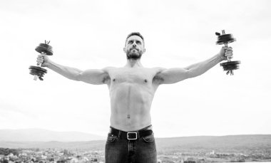 Başarı. Mükemmel altılı paket. Halterle egzersiz yapan kaslı bir adam. Atletik vücut. Aptal jimnastik salonu. Spor ve spor. Güçlü karın kası olan bir sporcu. Steroitler. Günaydın. Özgür ve kendinden emin hissetmek