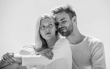 Bu aşktır. Romantik ilişki. Birbirine aşık çiftler. Cennette evlendik. Adam ve kız gülümsüyor. Onu mutlu ediyor. Birlikte olduğumuz için mutluyum. Aşk randevusu. anlayış ve destek