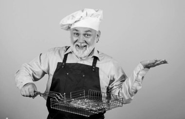 Izgara yemek. Sağlıklı beslenme şekli. Barbekü için mutfak aletleri. Piknik ve barbekü konsepti. Izgara tarifi. Aile hafta sonu. Olgun sakallı şef ızgara ızgara ızgarası tutar. Lezzetli ve lezzetli