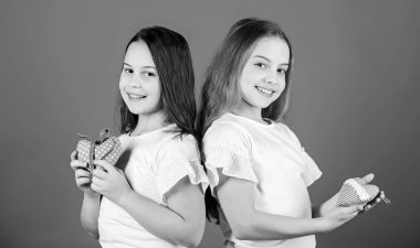 Samimi bir kalbi var. Küçük çocuklar ellerinde küçük kalp hediyeleri tutuyorlar. Kalp şeklinde süslemeleri olan küçük kızlar. El yapımı tekstil kalpleri olan sevimli kardeşler. Sevgililer Günü için kalp dekoru ya da anneler günü kutlaması.