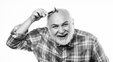 Profesyonel yüz bakımı. Tıraş bıçağı alet çantası. Beyaz sakallı, olgun bir adam. Berber dükkanı konsepti. Traş aksesuarları. Tıraşsız yaşlı adamın bıyığı ve sakalı var. Kes ve fırçala.