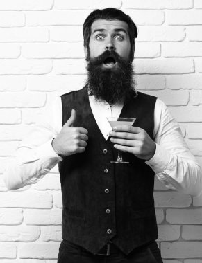 Şaşırdım sakallı, yakışıklı adam.