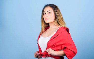 Genç ve güzel. Gerçek kız için makyaj. Moda ve güzellik salonu. Seksi bir kadın. Şık saçlar. Hippi eğilimli bir kadın. Uzun saçlı seksi kadın. Moda modelinin modaya uygun görüntüsü. Boşluğu kopyala