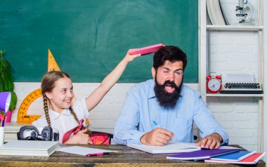 Ders çalışmak eğlencelidir. Öğretmen ve liseli kız. Babamla evde eğitim. Çocukla birlikte sakallı pedagog çalışması. Ödül ve ceza prensibi. Çalışmaya yardım. Disiplin ve terbiye