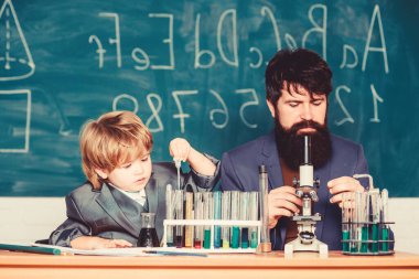 aynaları pencerelere dönüştürün. kara tahta ile eğitim odası. Test tüpleri ile bilim adamı elinde Flask. Bilge -lik. Okula geri dön. öğretmen adam ile küçük çocuk. okulda oğlu ve babası