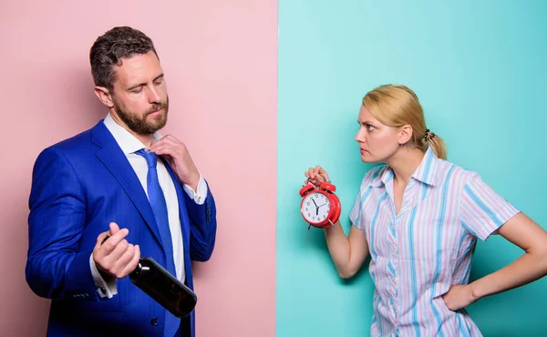 Routine familiale. problèmes dans la relation. psychologie familiale. une vie malheureuse. homme boisson alcoolisée vin. femme montre l'heure sur réveil. femme se demandant pourquoi mari révélateur est rentré si tard — Photo