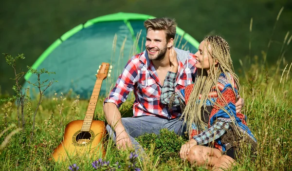 Aire fresco y sentimientos puros. Vacaciones de verano. Novio novia guitarra cerca de tienda de campaña. Vacaciones de camping. Romance senderista. Acampar en montañas. Pareja en el amor feliz relajante naturaleza fondo — Foto de Stock