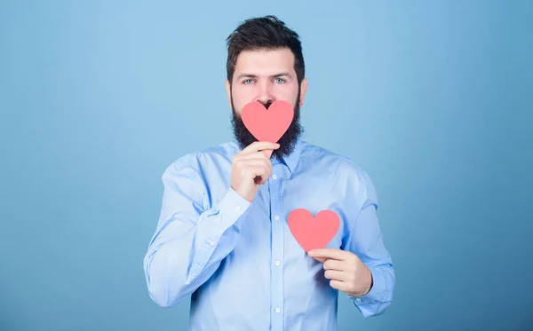 Doux baiser. Homme barbu hipster avec carte de valentin coeur. Célébrez l'amour. Un type barbu et moustachu d'humeur romantique. Sentir de l'amour. Sortir ensemble et concept de relations. Heureux en amour. Envoie-toi un baiser — Photo