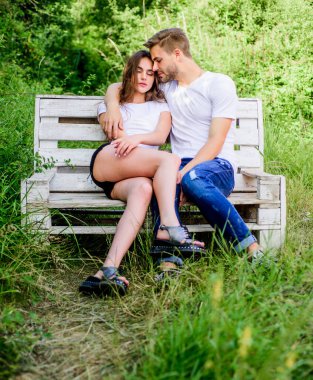 Sevgililer günün kutlu olsun. Ormanda yaz kampı. Aile çiftliği hafta sonu. Romantik randevu. Çift dışarıda bankta rahatlar. Birliktelik konsepti. Birbirine aşık çiftler. Damalı moda. Parkta kızla birlikte bir adam