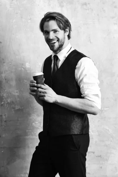 Sabah kahvesi, genç ciddi iş adamı elinde kağıt bardak tutuyor. — Stok fotoğraf