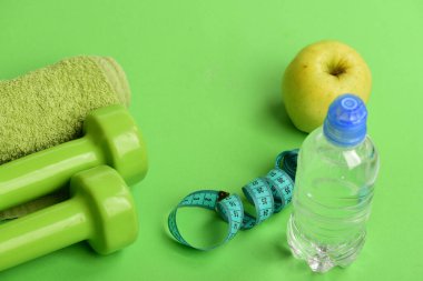 Atletizm ve ağırlık kaybı kavramı. Barbell ve elma yakınındaki havlu