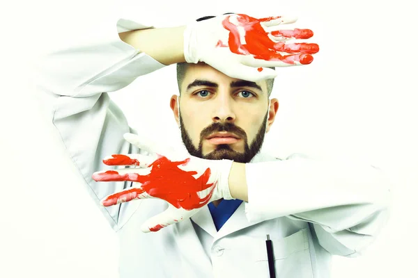 Koncepcja chirurgii i leczenia. Człowieka z brodą, w mundurach medycznych — Zdjęcie stockowe