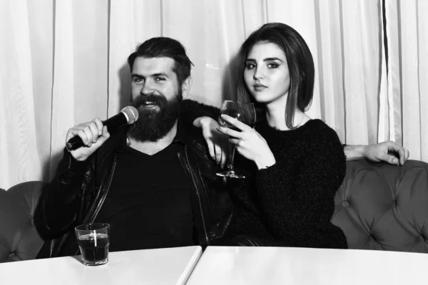 Romantikus pár csinos lány és szakállas férfi a karaoke-ban — Stock Fotó