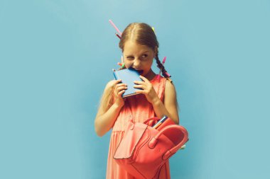 Komik surat ifadesi ve saç renkli kalemler ile çocuk