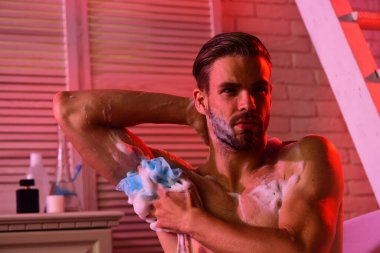 Seksi şekilde sünger ile yıkama maço